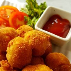 A picture of Bitterballen.