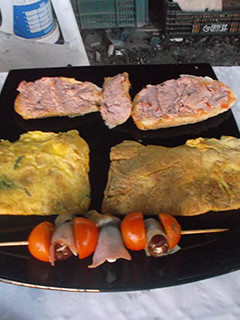 Una foto de Tortilla de trigueros con pincho de dátiles