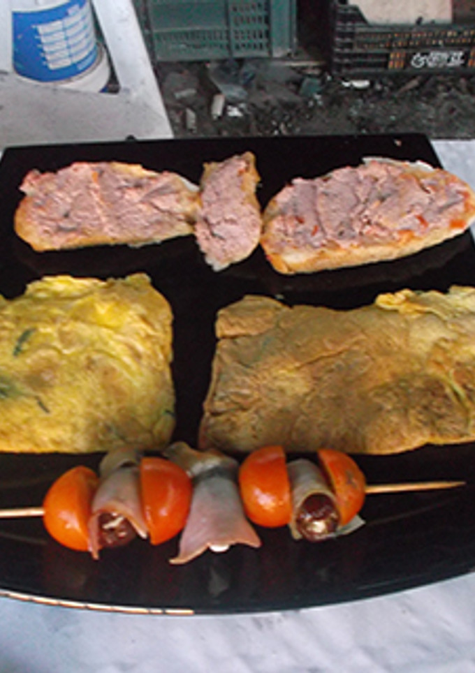 Una foto de Tortilla de trigueros con pincho de dátiles