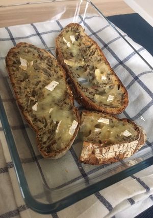 A picture of Oven baked brie cheese on sour dough bread 🥖.