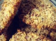 Una foto de galletas de coco rallado y harina de almendra