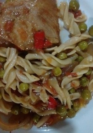 Una foto de Estofado de cerdo con fideos secos