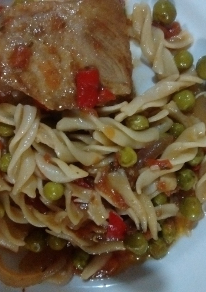 Una foto de Estofado de cerdo con fideos secos