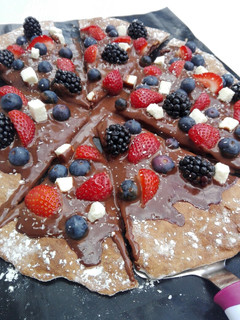 Una foto de Pizza de chocolate y frutas del bosque
