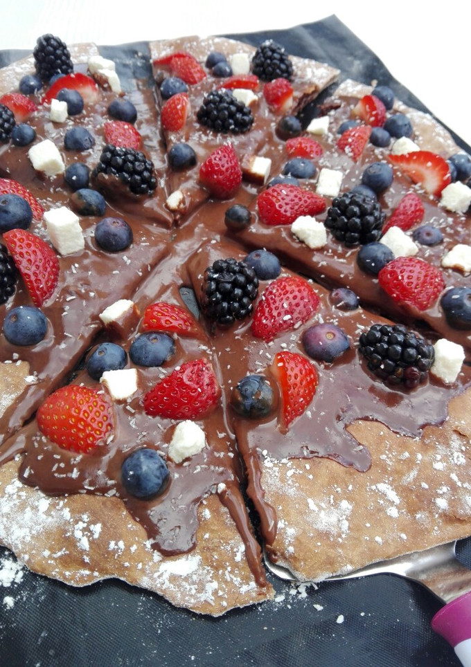 Una foto de Pizza de chocolate y frutas del bosque