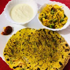 A picture of Jowar Palak Paratha.
