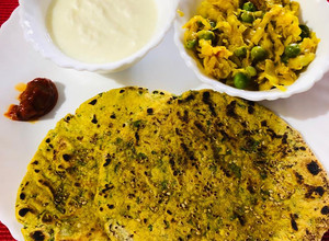 A picture of Jowar Palak Paratha.