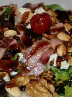 Una foto de Ensalada templada con queso de cabra y frutos secos