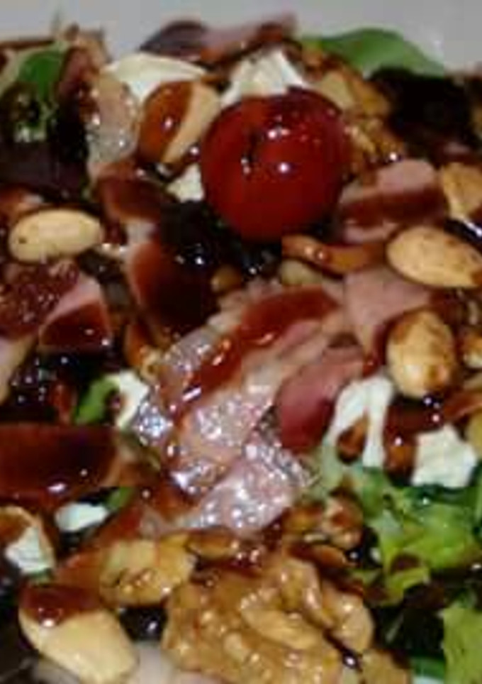 Una foto de Ensalada templada con queso de cabra y frutos secos