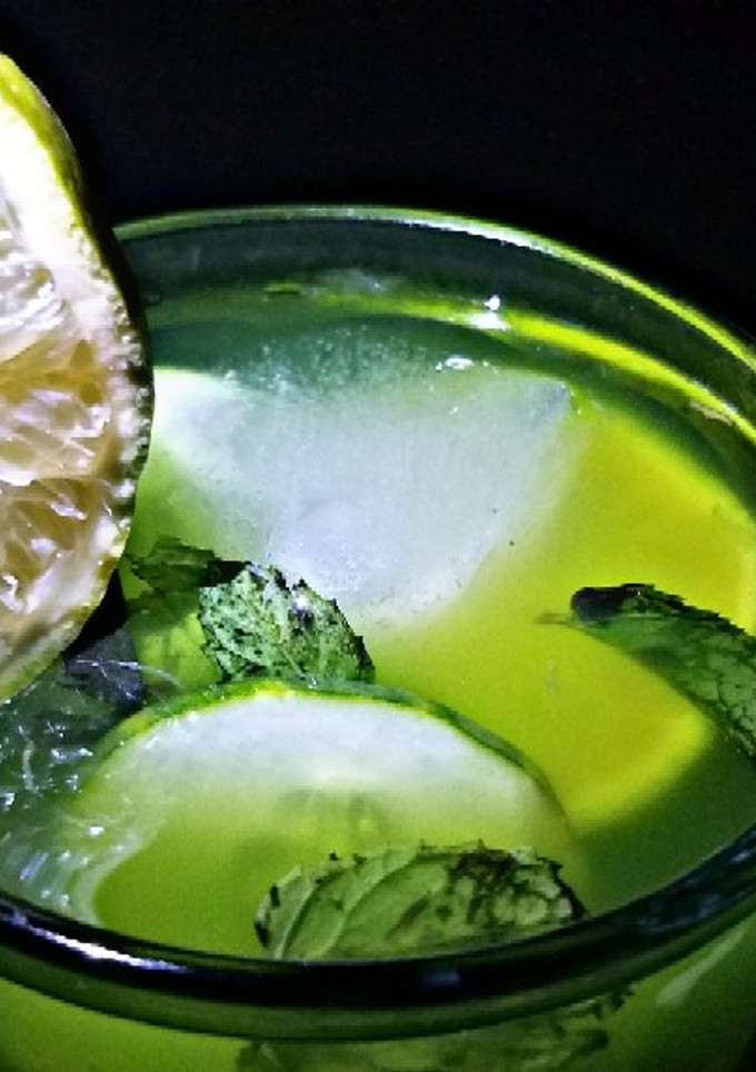 A picture of Mints and cucumber lemonade.