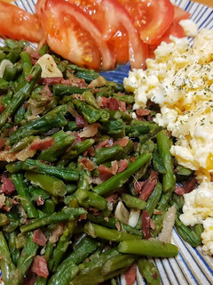 Una foto de Espárragos verdes con jamón, revuelto de huevo y tomate