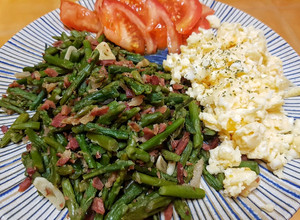 Foto principal de Espárragos verdes con jamón, revuelto de huevo y tomate