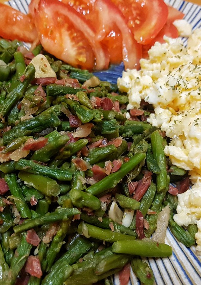 Una foto de Espárragos verdes con jamón, revuelto de huevo y tomate