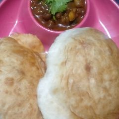 A picture of Chole Bhatura and Chana Masala.