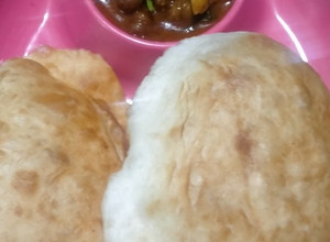 A picture of Chole Bhatura and Chana Masala.
