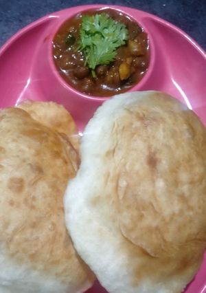 A picture of Chole Bhatura and Chana Masala.