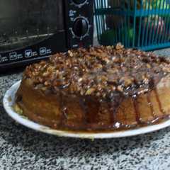 Una foto de Torta de calabaza (Zapallo, ahuyama) con caramelo crujiente y almendras (o nueces)
