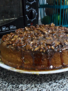 Una foto de Torta de calabaza (Zapallo, ahuyama) con caramelo crujiente y almendras (o nueces)