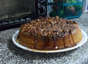 Una foto de Torta de calabaza (Zapallo, ahuyama) con caramelo crujiente y almendras (o nueces)