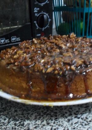 Una foto de Torta de calabaza (Zapallo, ahuyama) con caramelo crujiente y almendras (o nueces)