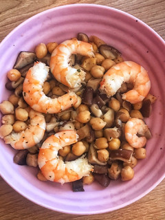 Una foto de Salteado de garbanzos con langostinos y shiitake 🍄