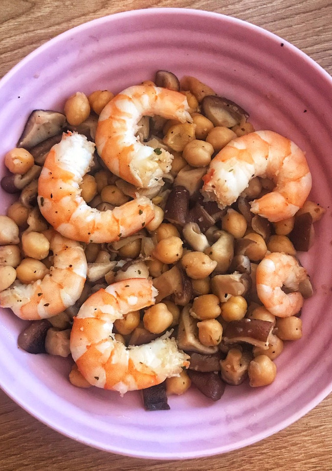 Una foto de Salteado de garbanzos con langostinos y shiitake 🍄