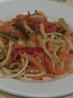 Una foto de Espaghettis con verdura fresca de temporada🍃🍅🌶🍆🥒🥕🍝
