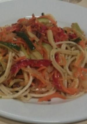 Una foto de Espaghettis con verdura fresca de temporada🍃🍅🌶🍆🥒🥕🍝