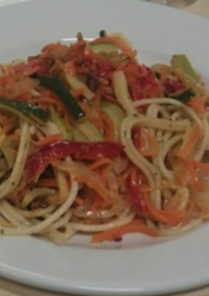 Una foto de Espaghettis con verdura fresca de temporada🍃🍅🌶🍆🥒🥕🍝
