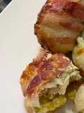 Bolitas de pechugas rellenas de plátano envueltas en bacon