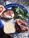 Hamburguesas de cordero al yogurt, con ensalada de espinacas y queso por todos lados