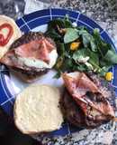 Hamburguesas de cordero al yogurt, con ensalada de espinacas y queso por todos lados