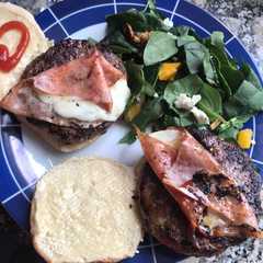 Foto principal de Hamburguesas de cordero al yogurt, con ensalada de espinacas y queso por todos lados