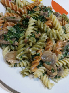 Una foto de Pasta con espinacas y champiñones