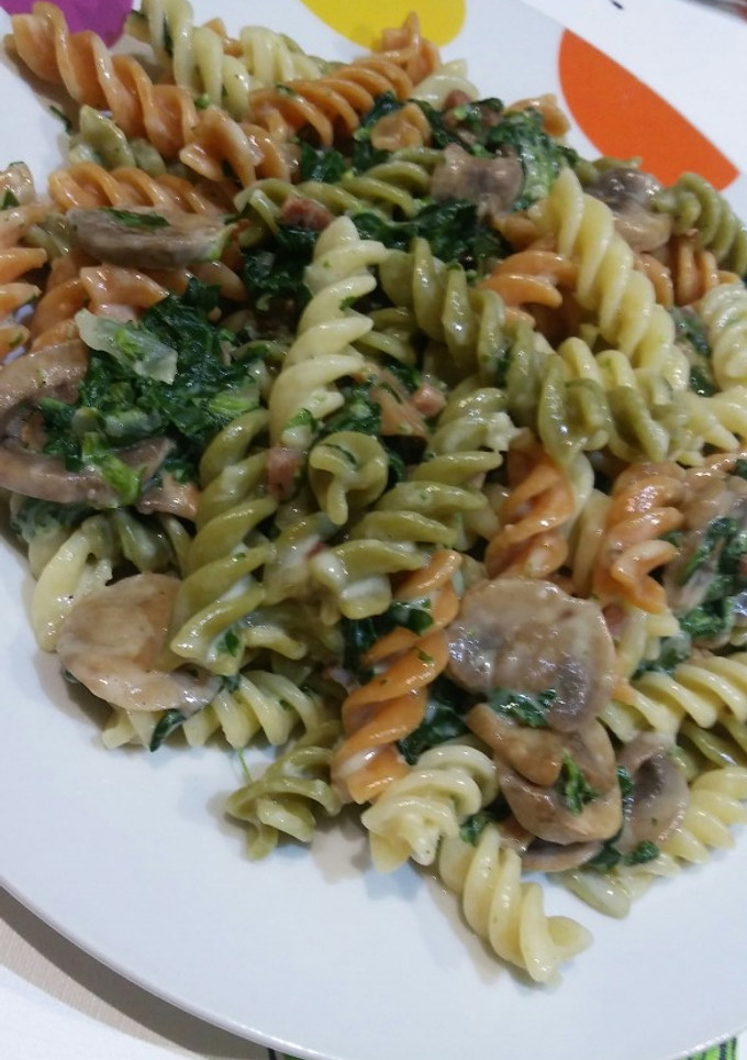 Una foto de Pasta con espinacas y champiñones