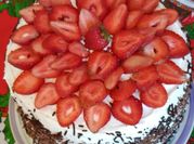 Una foto de torta con mermelada de frambuesas