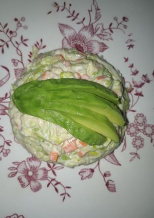 Una foto de Ensalada de pollo con verduras