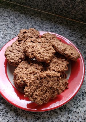 Una foto de Galletita de chocolate y manteca de maní apta bb + 12 m y aplv