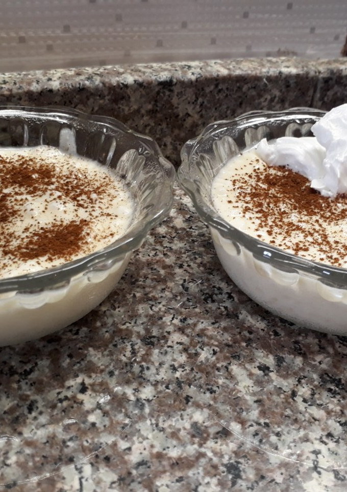 Una foto de Arroz con leche de mi infancia con merengue