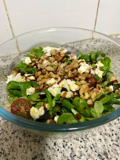 Una foto de Ensalada de canónigos con queso de cabra, nueces y mermelada de frambuesa