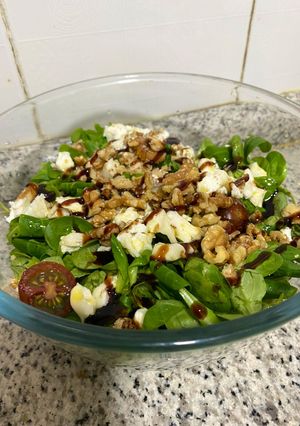 Una foto de Ensalada de canónigos con queso de cabra, nueces y mermelada de frambuesa