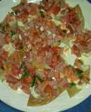Nachos con salsa mexicana y salchicha