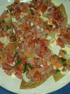Una foto de Nachos con salsa mexicana y salchicha