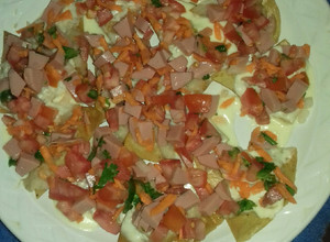 Una foto de Nachos con salsa mexicana y salchicha