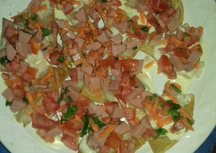 Nachos con salsa mexicana y salchicha