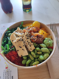 Una foto de Poke de tofu y salmón