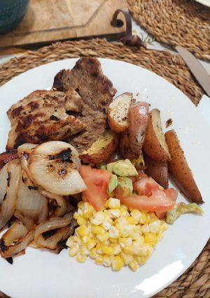 Una foto de Papas rústicas con asadito 🍗