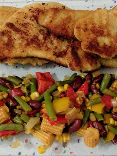Una foto de Filetes de pollo empanados con salteado mexicano