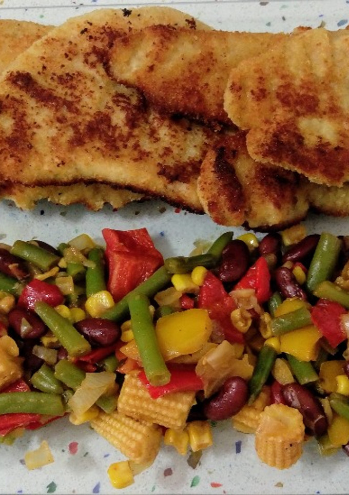 Una foto de Filetes de pollo empanados con salteado mexicano