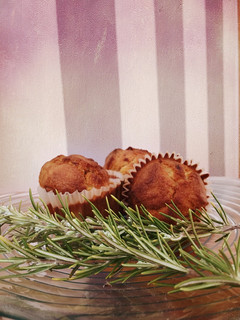 Una foto de Muffins de jamón y romero